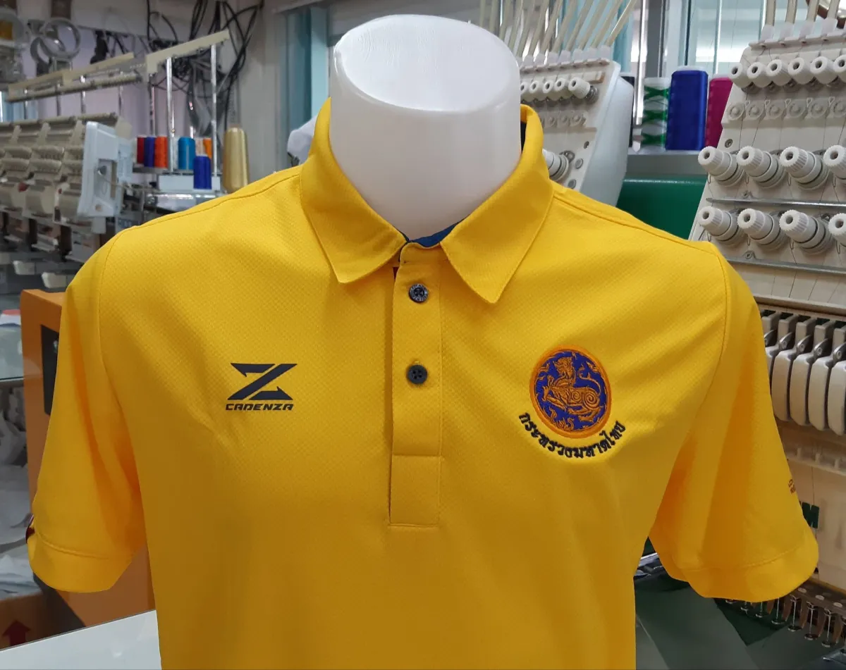 ปักโลโก้หน่วยงานบนอกเสื้อโปโลสีเหลือง